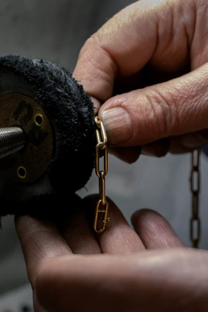 Margriet polijst een armband in het atelier van Burgant.