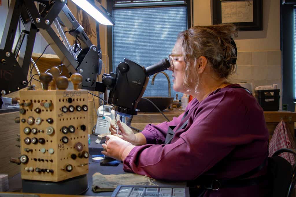 Margriet zet diamanten onder de microscoop in het atelier van Burgant.