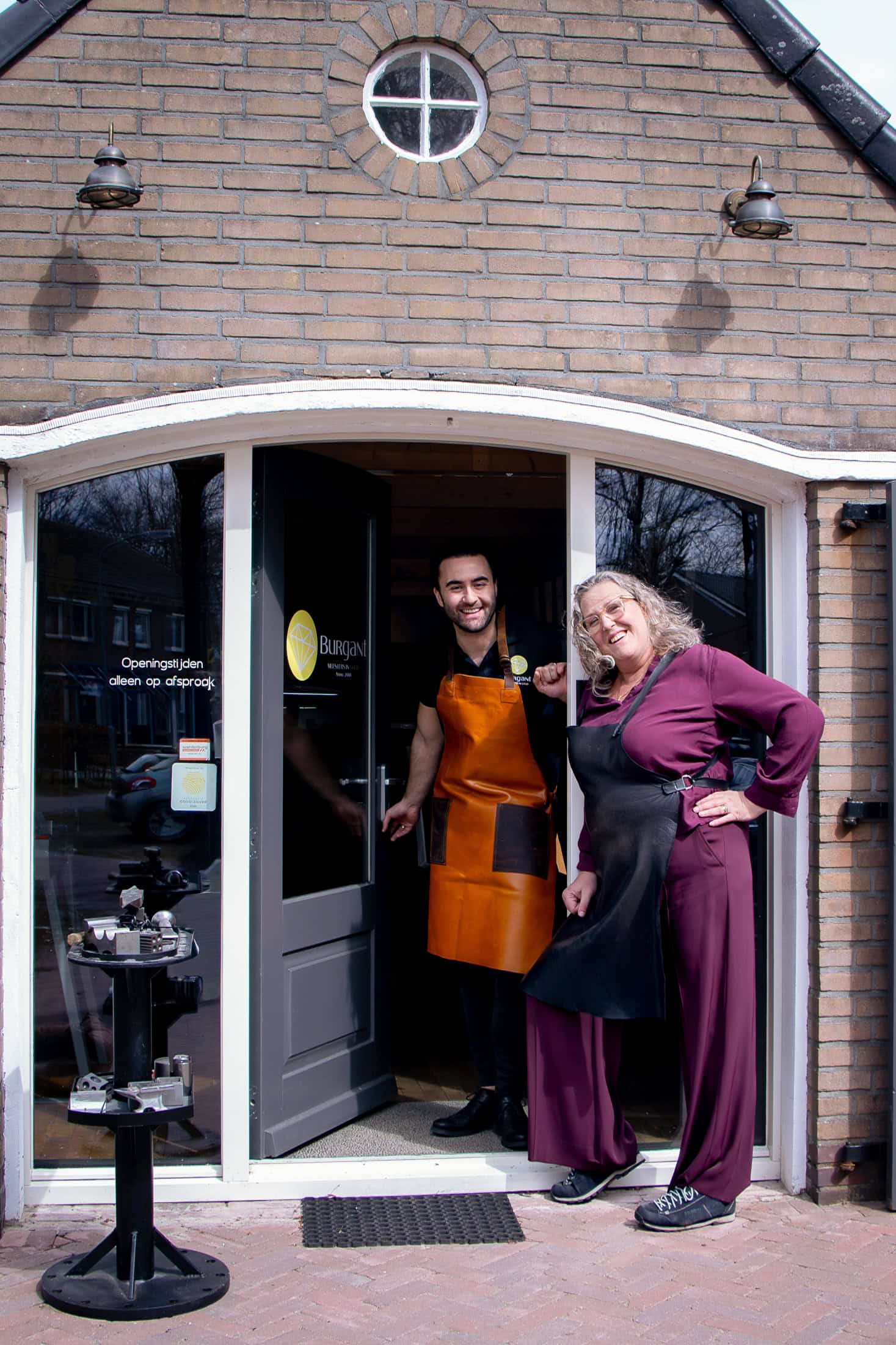 Bram en Margriet verwelkomen je voor het atelier van Burgant