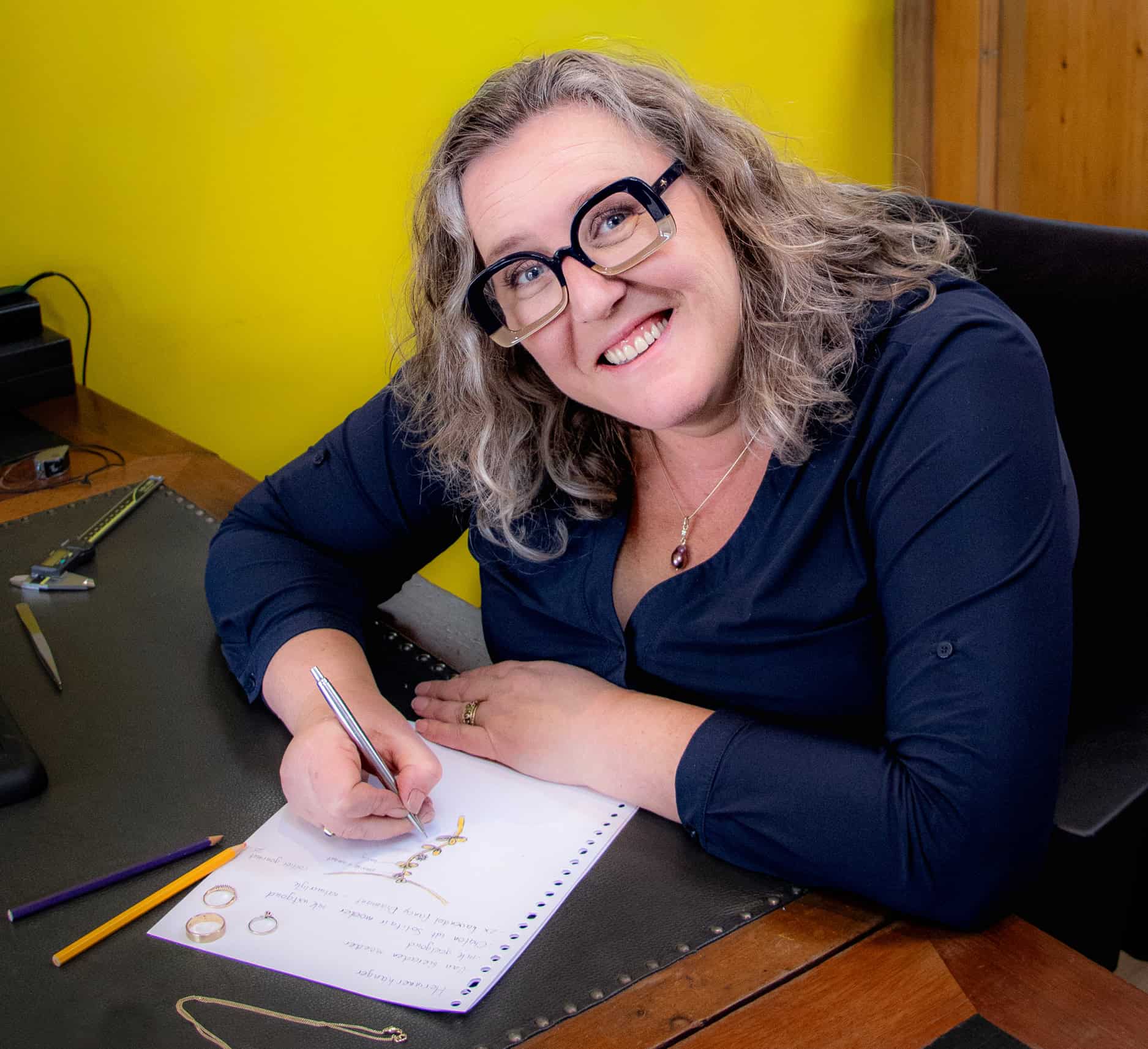 Goudsmid Margriet aan het ontwerpen in het atelier van Burgant