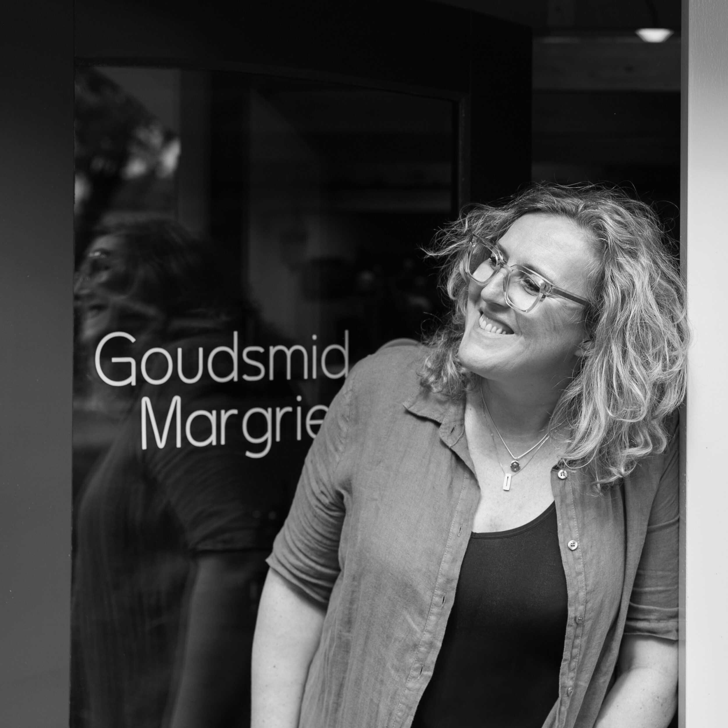 Portretfoto van goudsmid Margriet van Burgant in het atelier gespecialiseerd in maatwerk sieraden.