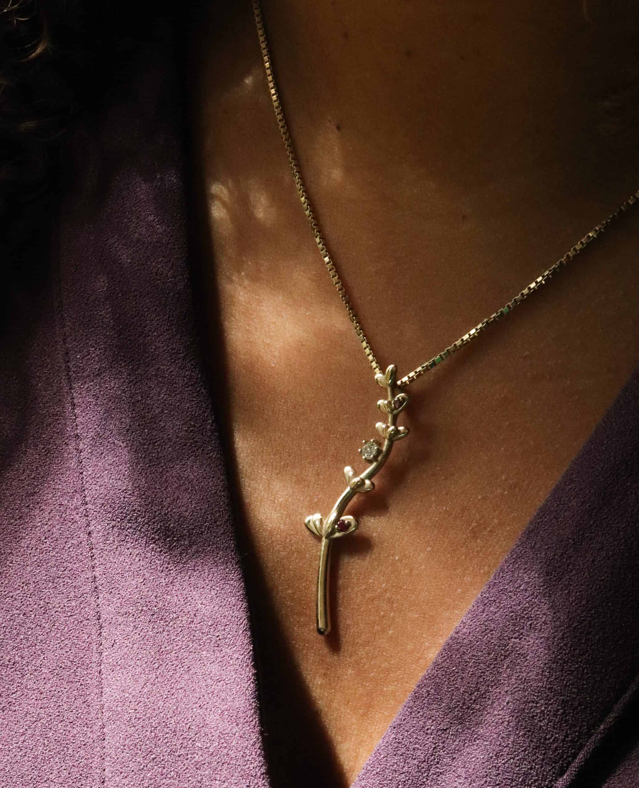 Hanger Minneboo van 14K geelgoud met natuurlijke witte diamant en twee natuurlijke fancy paarse diamanten, vervaardigd door Burgant als uniek maatwerk sieraad.