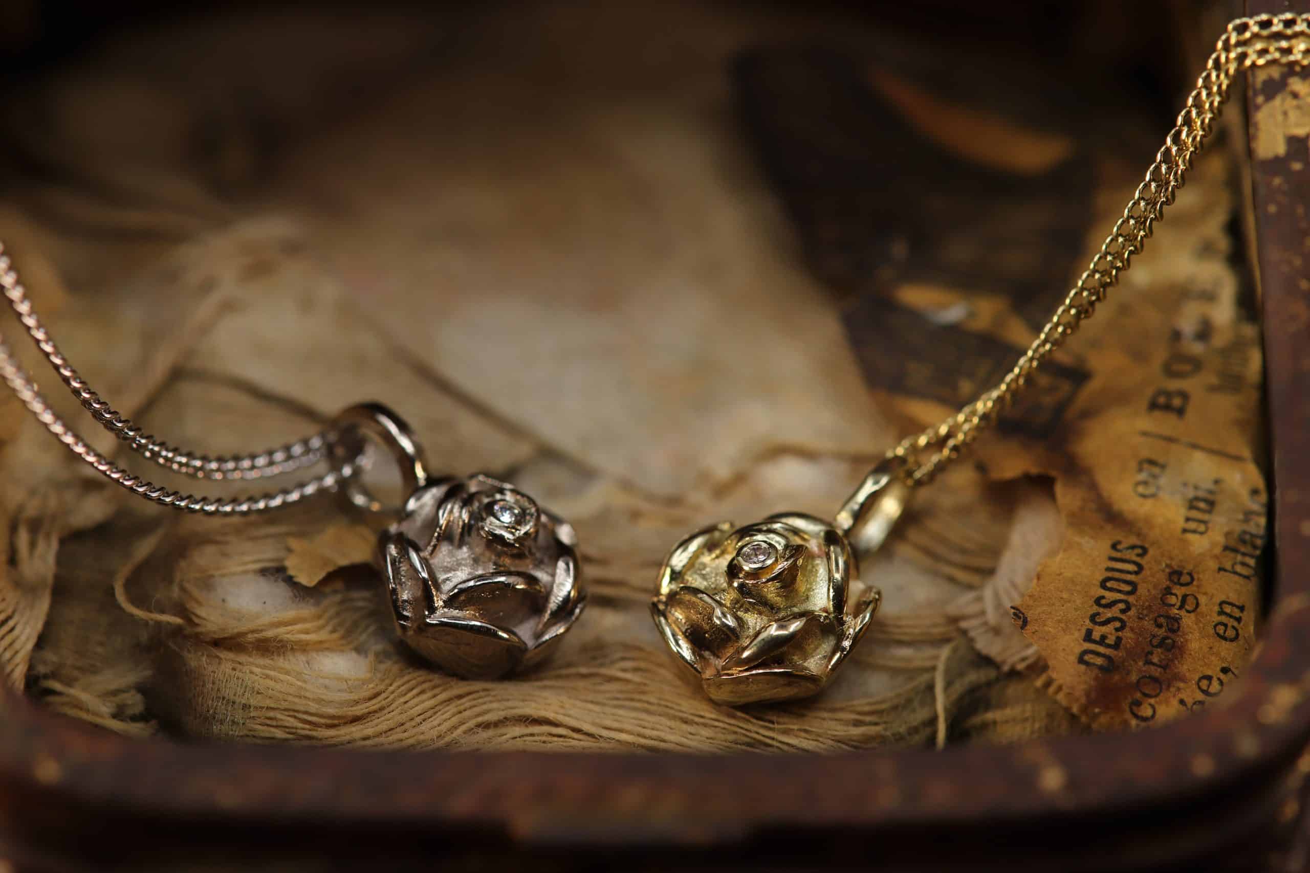 Twee hangers ROSE van geelgoud en witgoud met diamant, vervaardigd door Burgant als elegante maatwerk sieraden uit collectie GRÀDH.
