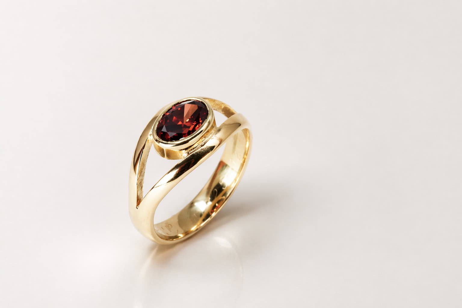 HerinneRING-Annemieke-van-dierbare-Trouwring-met-Oranje-Rode-LAB-Grown-diamant