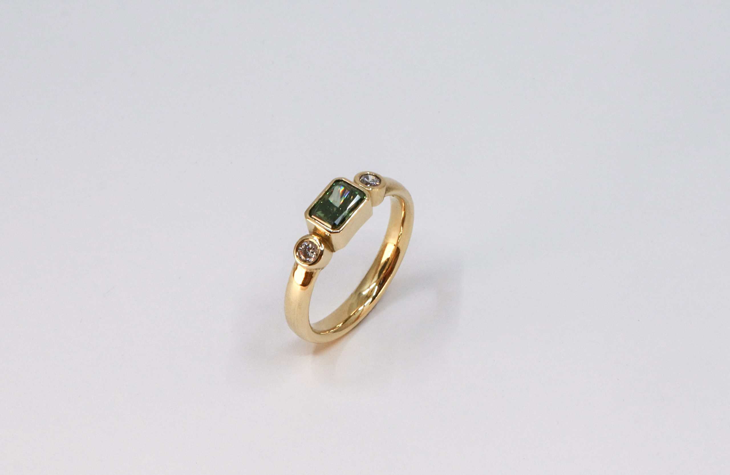 HerinneRING FIRTHA met rechthoekig ronde zetkasten, groene diamant en witte diamanten, vervaardigd door Burgant van eigen dierbaar goud als persoonlijk herinneringssieraad.