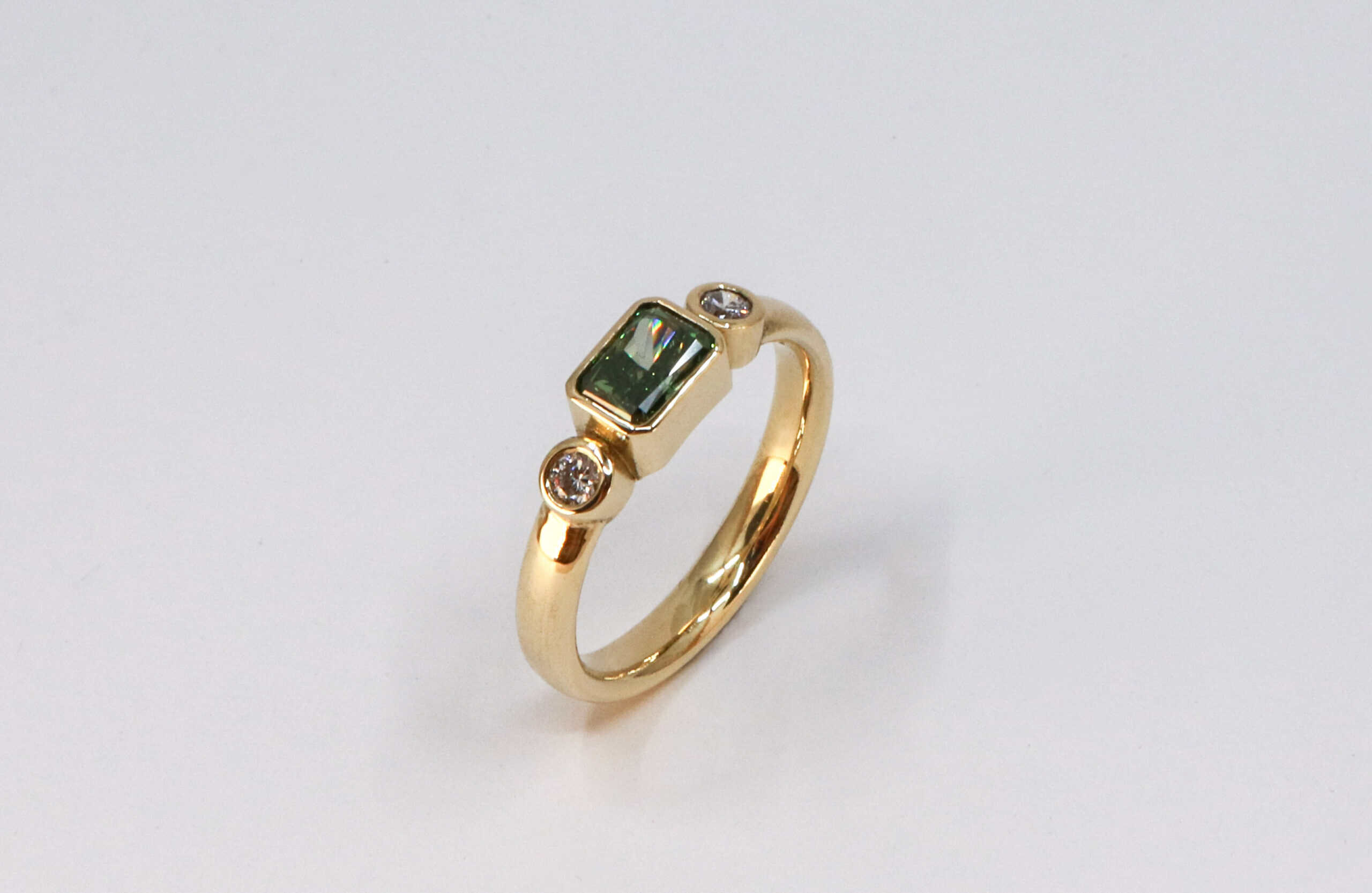 HerinneRING FIRTHA met rechthoekig ronde zetkasten, groene diamant en witte diamanten, vervaardigd door Burgant van eigen dierbaar goud als persoonlijk herinneringssieraad.