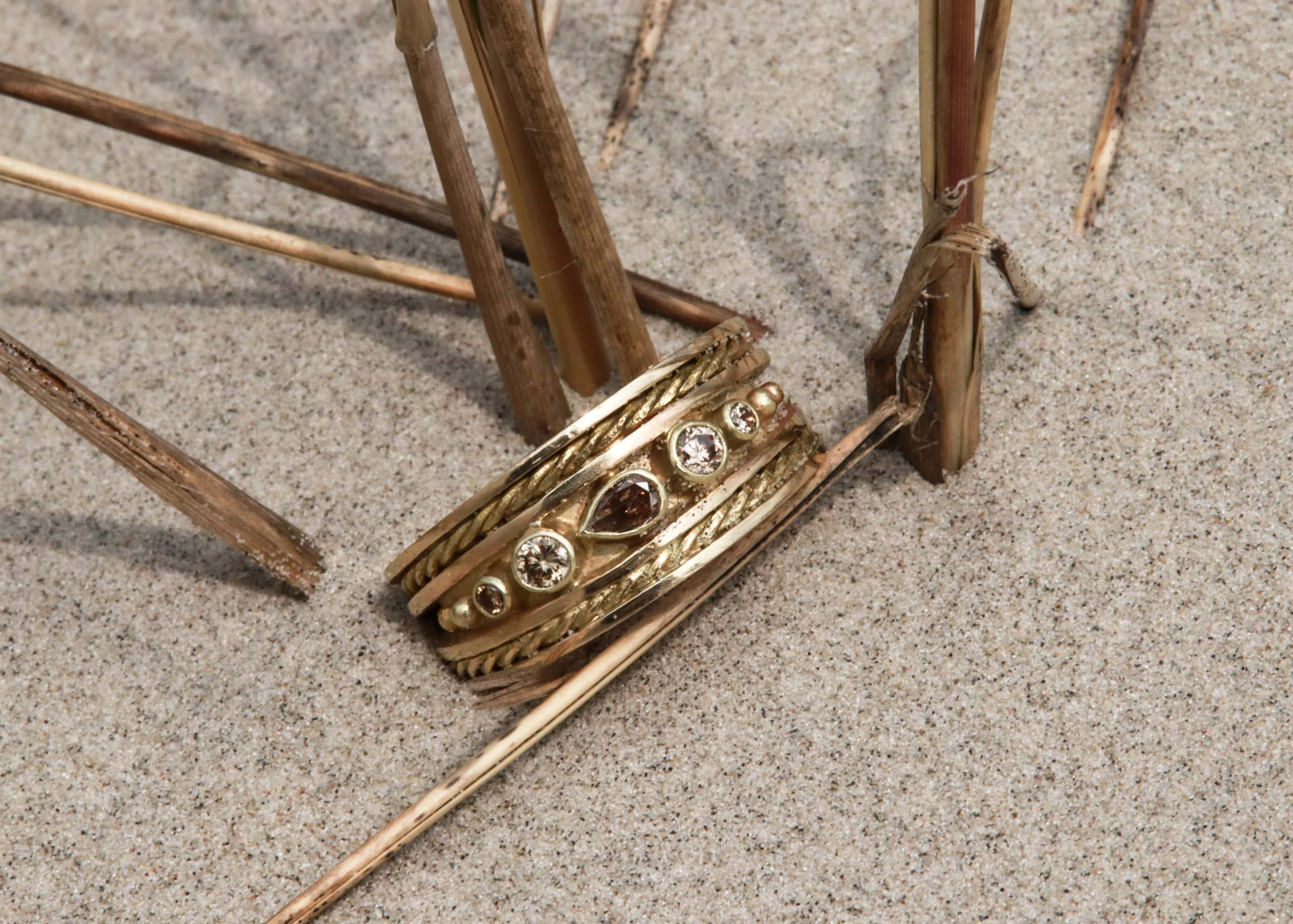 Ring ElizaBETH van 14K goud met bruine en champagne diamanten, vervaardigd door Burgant als uniek maatwerk sieraad.