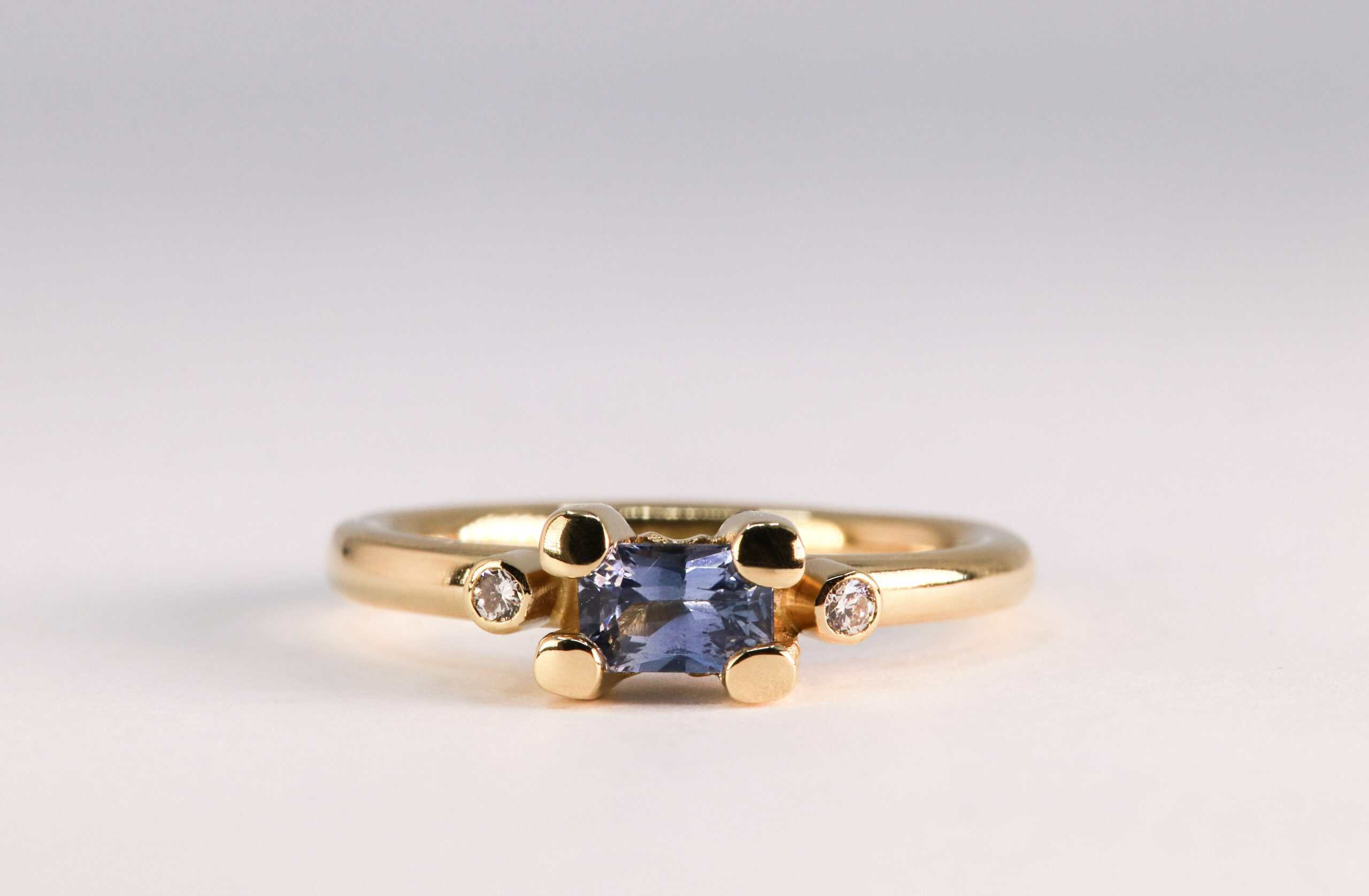 Ring van 18 karaat geelgoud met saffier en diamanten uit het atelier van Burgant