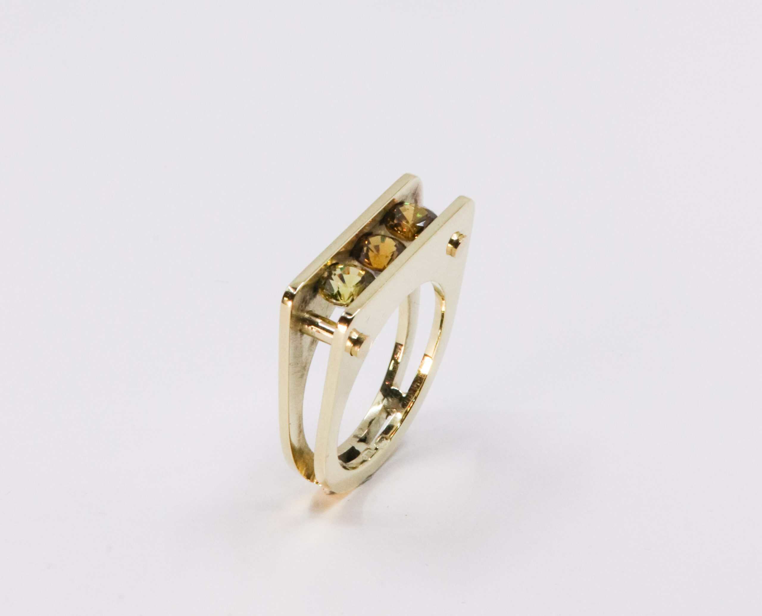 Gouden ring STIJL-2 met titaniet, vervaardigd door Burgant als uniek maatwerk sieraad.