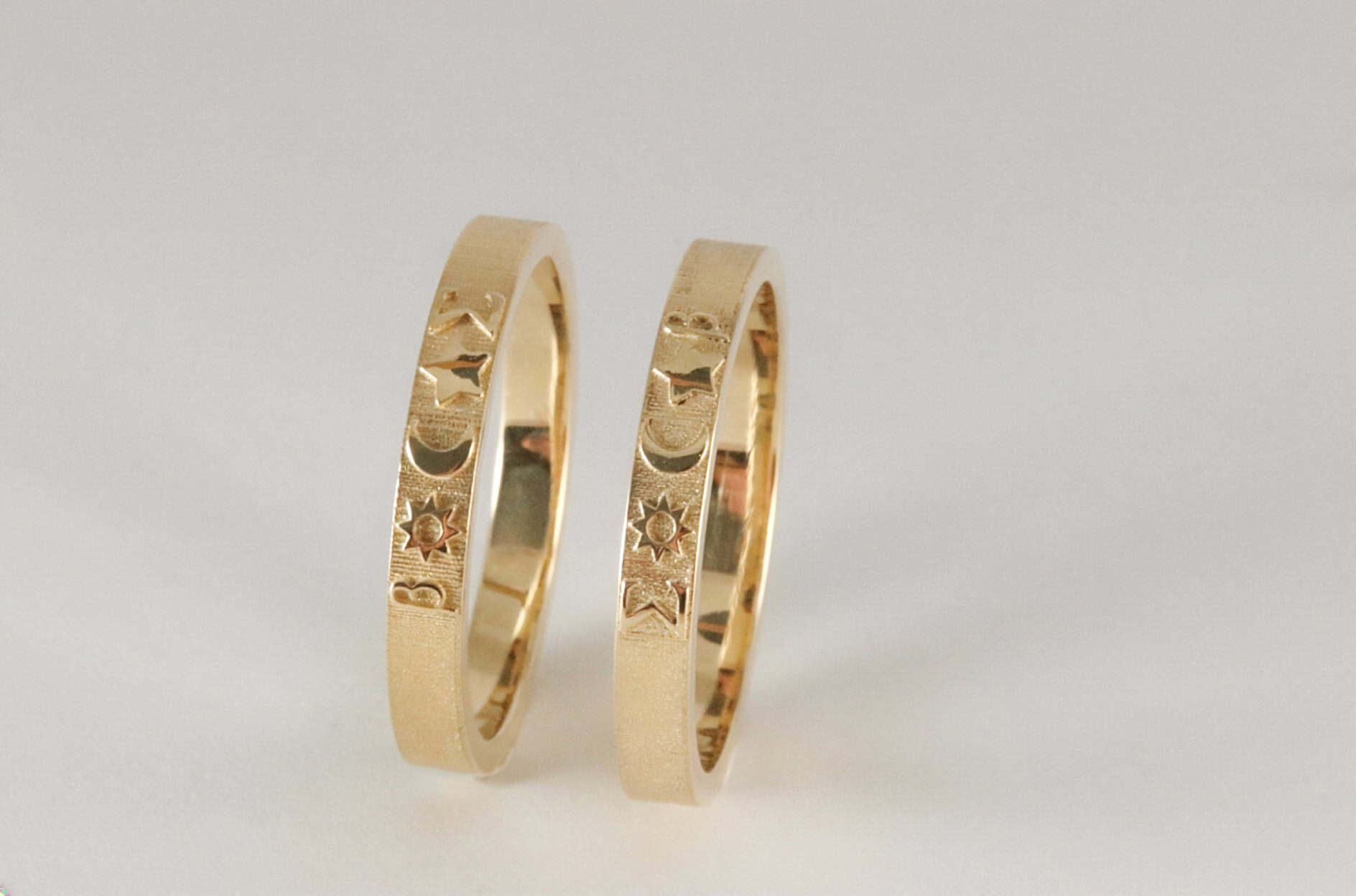 Set liefdesringen ZON MAAN STER van 14K geelgoud, vervaardigd door Burgant als symbolische maatwerk sieraden.