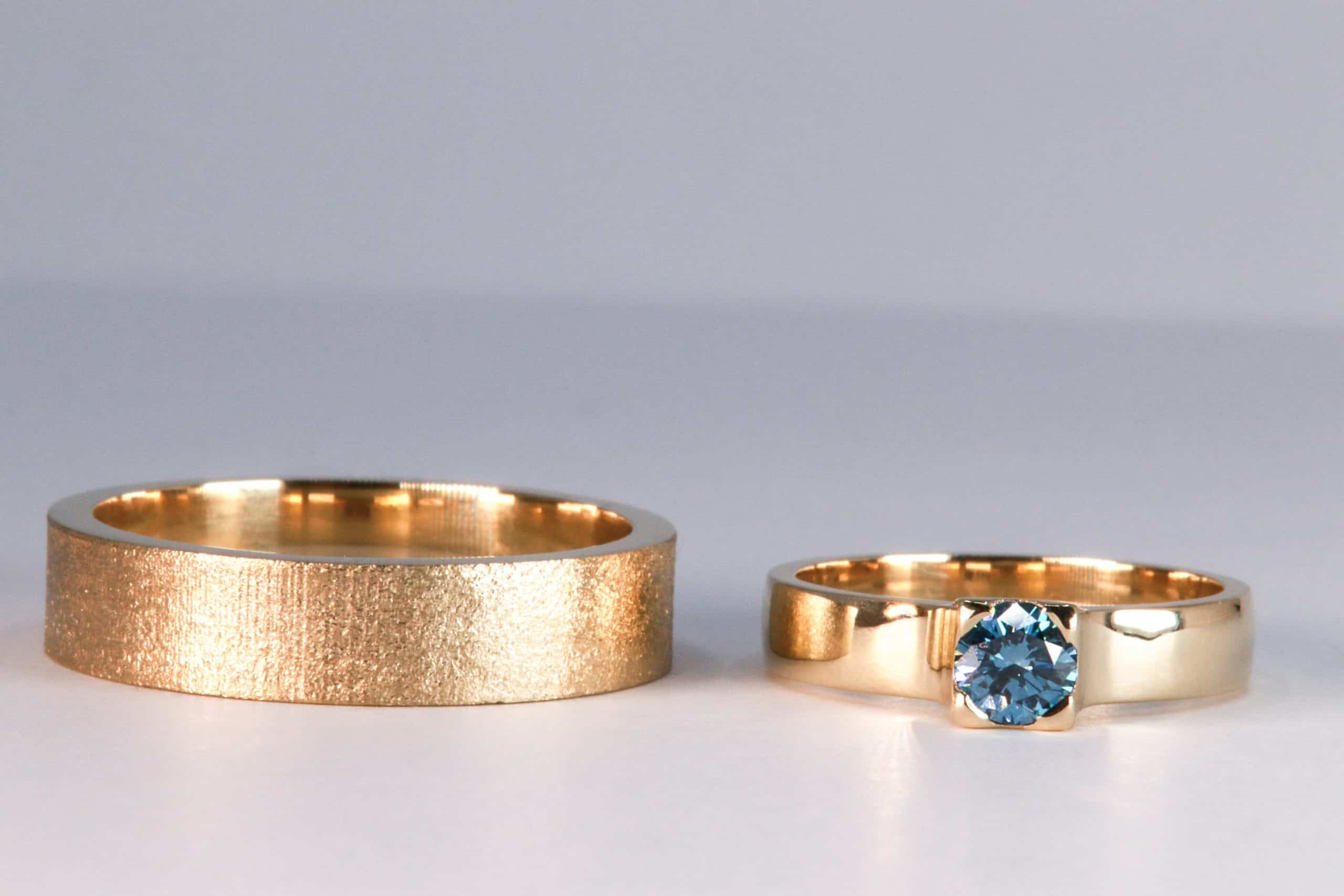 Set trouwringen HOMAN met lab grown diamant, vervaardigd door Burgant van oud dierbaar goud als persoonlijke maatwerk trouwringen.