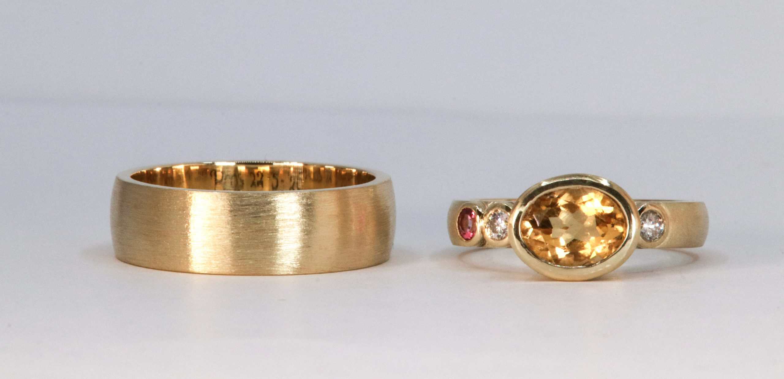 Set trouwringen LAMMERS met citrien topaas en diamanten, vervaardigd door Burgant van oud dierbaar goud van oma Roos en opa Marten.