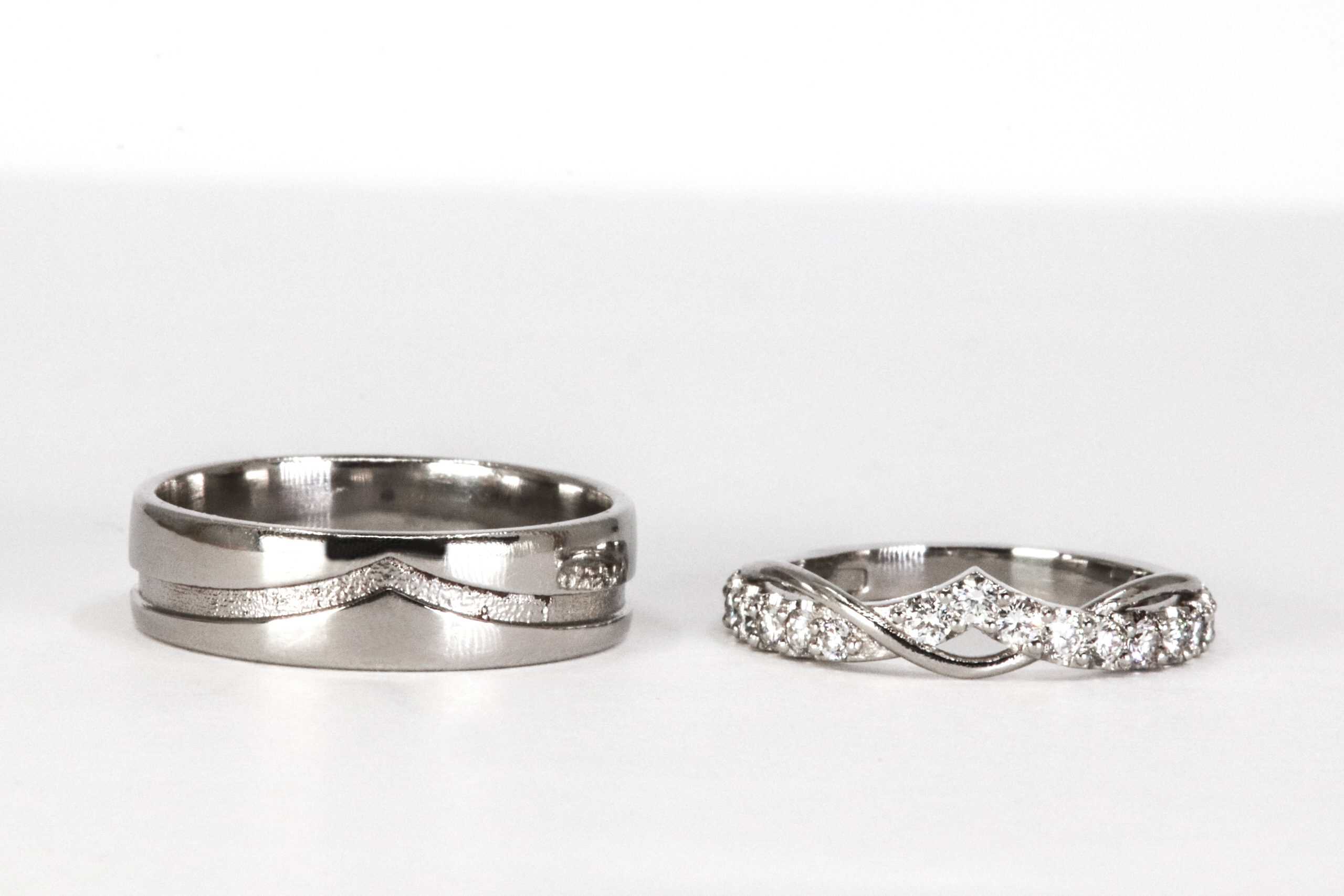 Set platina trouwringen met diamanten, vervaardigd door Burgant als luxe maatwerk trouwringen.