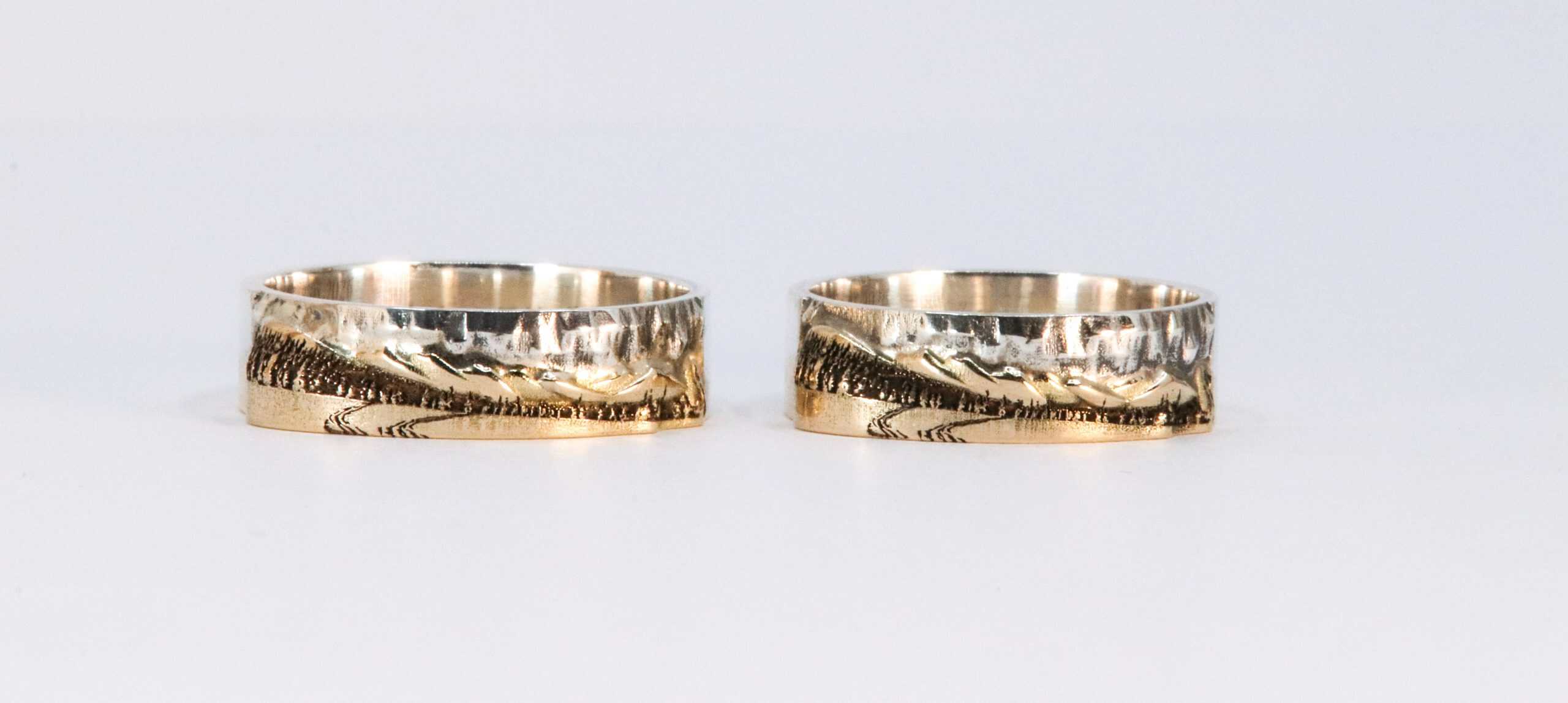 Set trouwringen SCHRAA van 1e gehalte zilver en eigen dierbaar goud, vervaardigd door Burgant als persoonlijk maatwerk ontwerp.