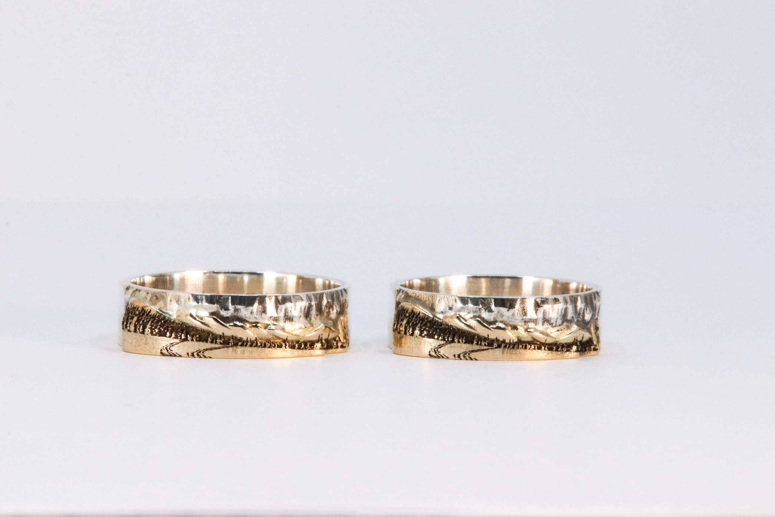 Set trouwringen SCHRAA van 1e gehalte zilver en eigen dierbaar goud, vervaardigd door Burgant als persoonlijk maatwerk ontwerp.