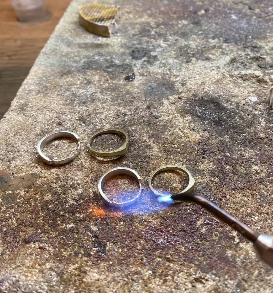 Set trouwringen SCHRAA van 1e gehalte zilver en eigen dierbaar goud, vervaardigd door Burgant als persoonlijk maatwerk ontwerp.