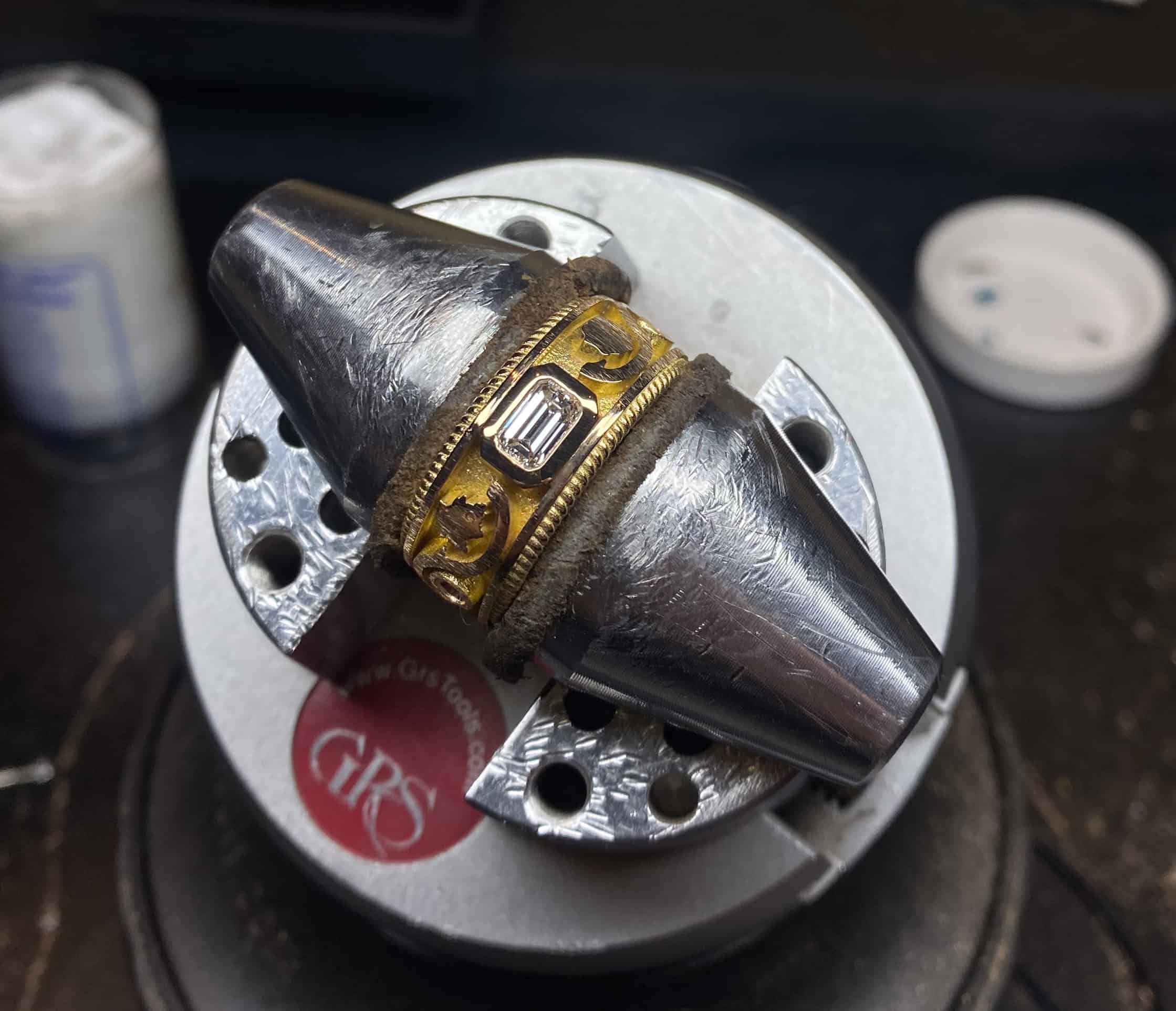 Set ringen ROOS & ACANTHUS met diamanten en lapis lazuli, vervaardigd door Burgant van dierbaar goud met persoonlijk maatwerk ontwerp.
