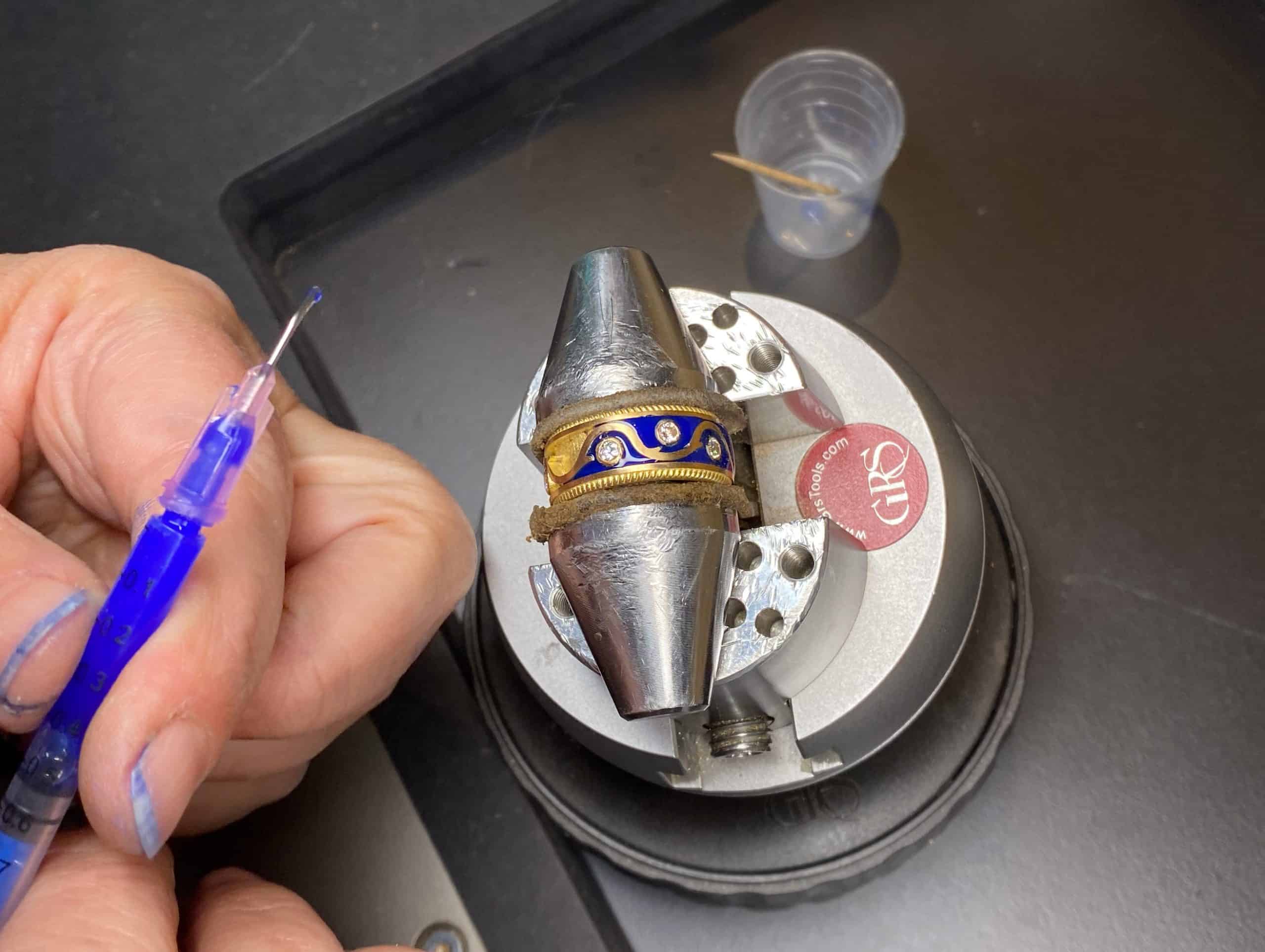 Set ringen ROOS & ACANTHUS met diamanten en lapis lazuli, vervaardigd door Burgant van dierbaar goud met persoonlijk maatwerk ontwerp.