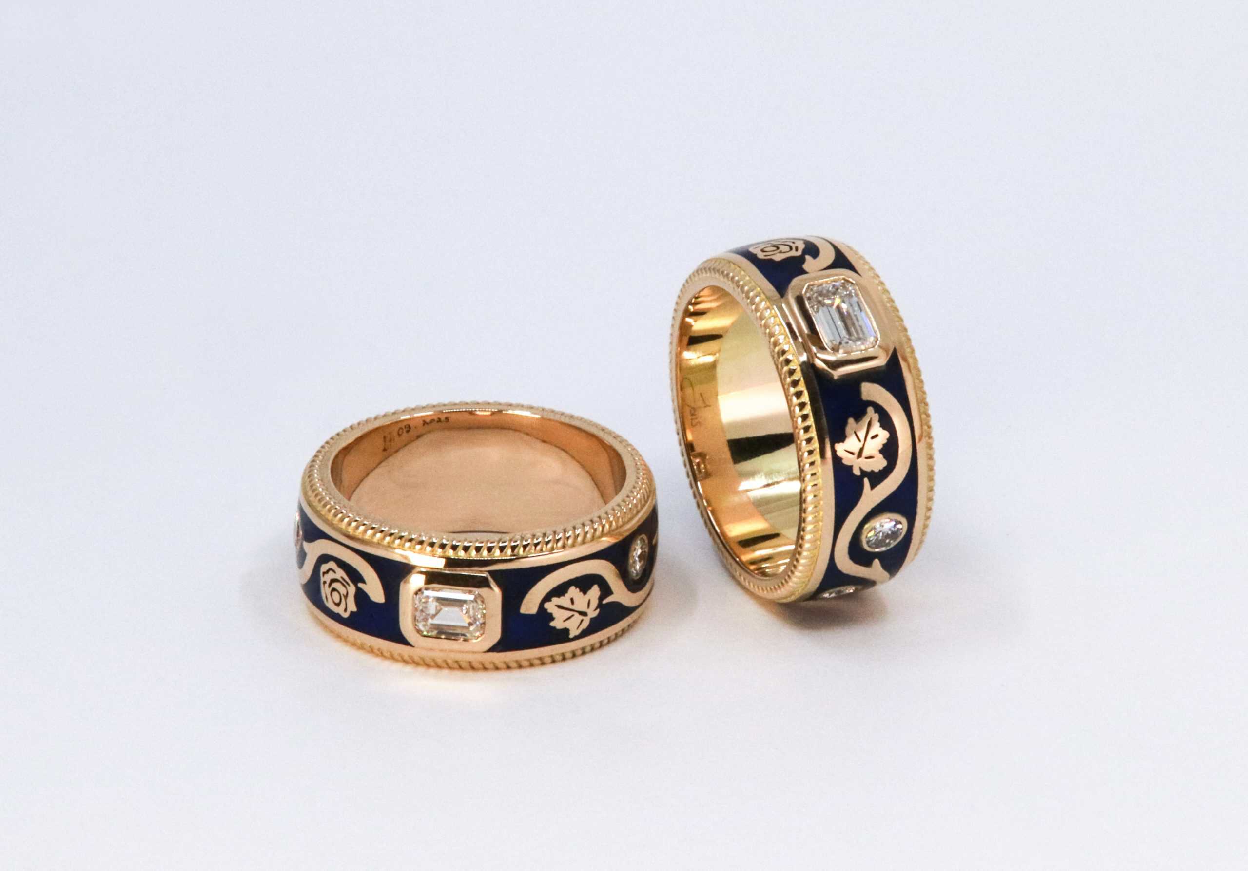 Set ringen ROOS & ACANTHUS met diamanten en lapis lazuli, vervaardigd door Burgant van dierbaar goud met persoonlijk maatwerk ontwerp.