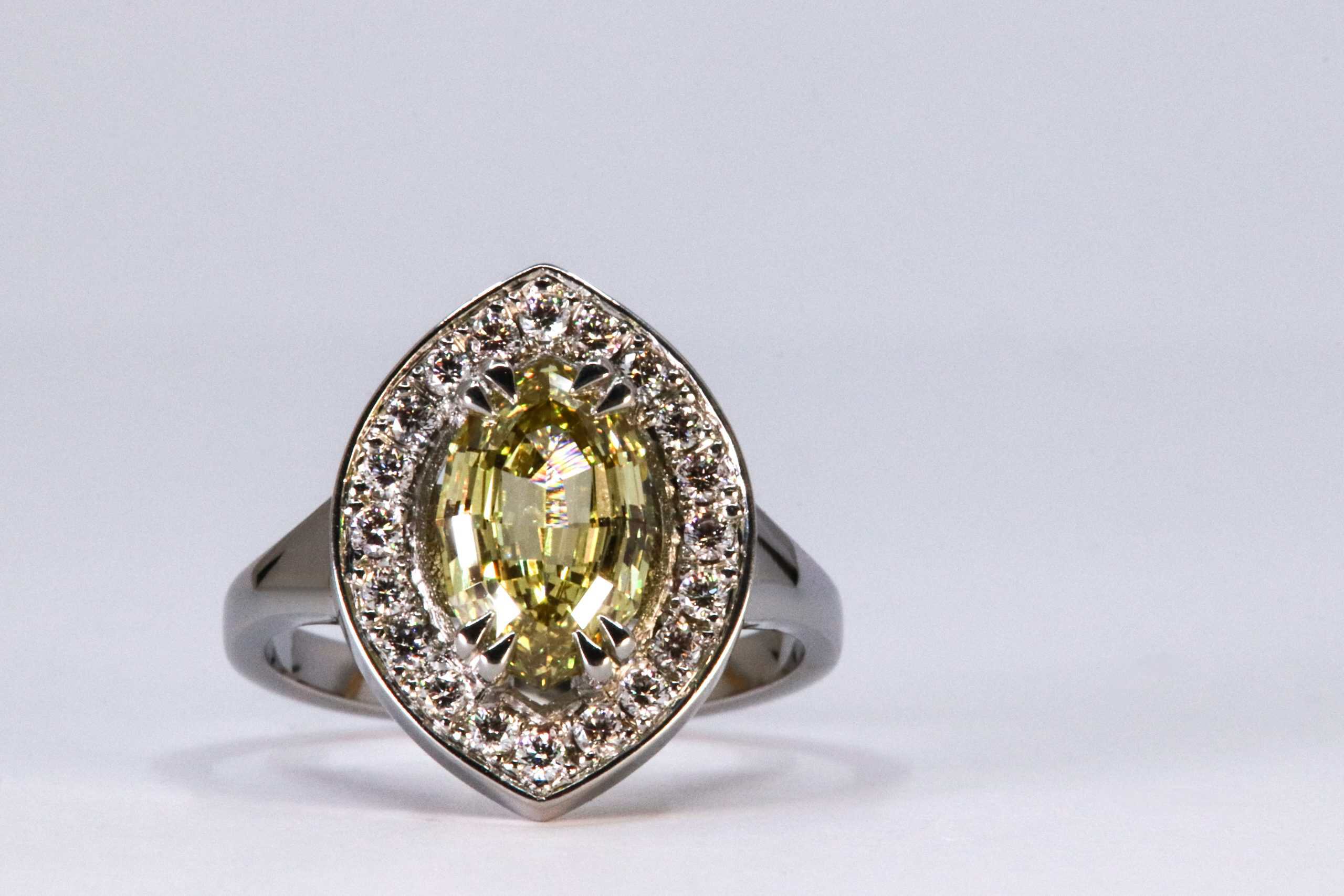 Platina verlovingsring DIANA met fancy yellow lab grown diamant en 14 witte lab grown diamanten, totaal 2,29 crt, vervaardigd door Burgant als luxe maatwerk sieraad.