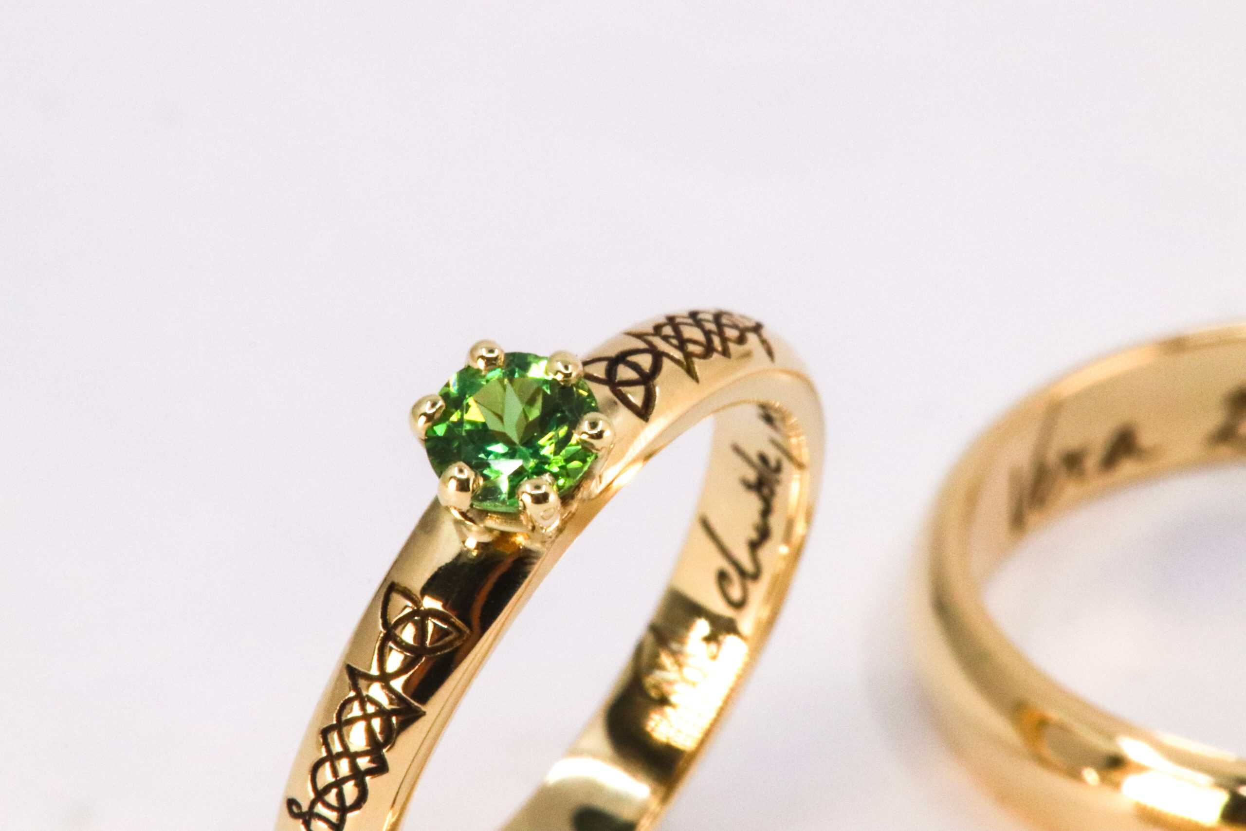 Verlovingsring VERA met symboliek en tsavoriet, vervaardigd door Burgant als persoonlijk maatwerk sieraad uit collectie GRÀDH.