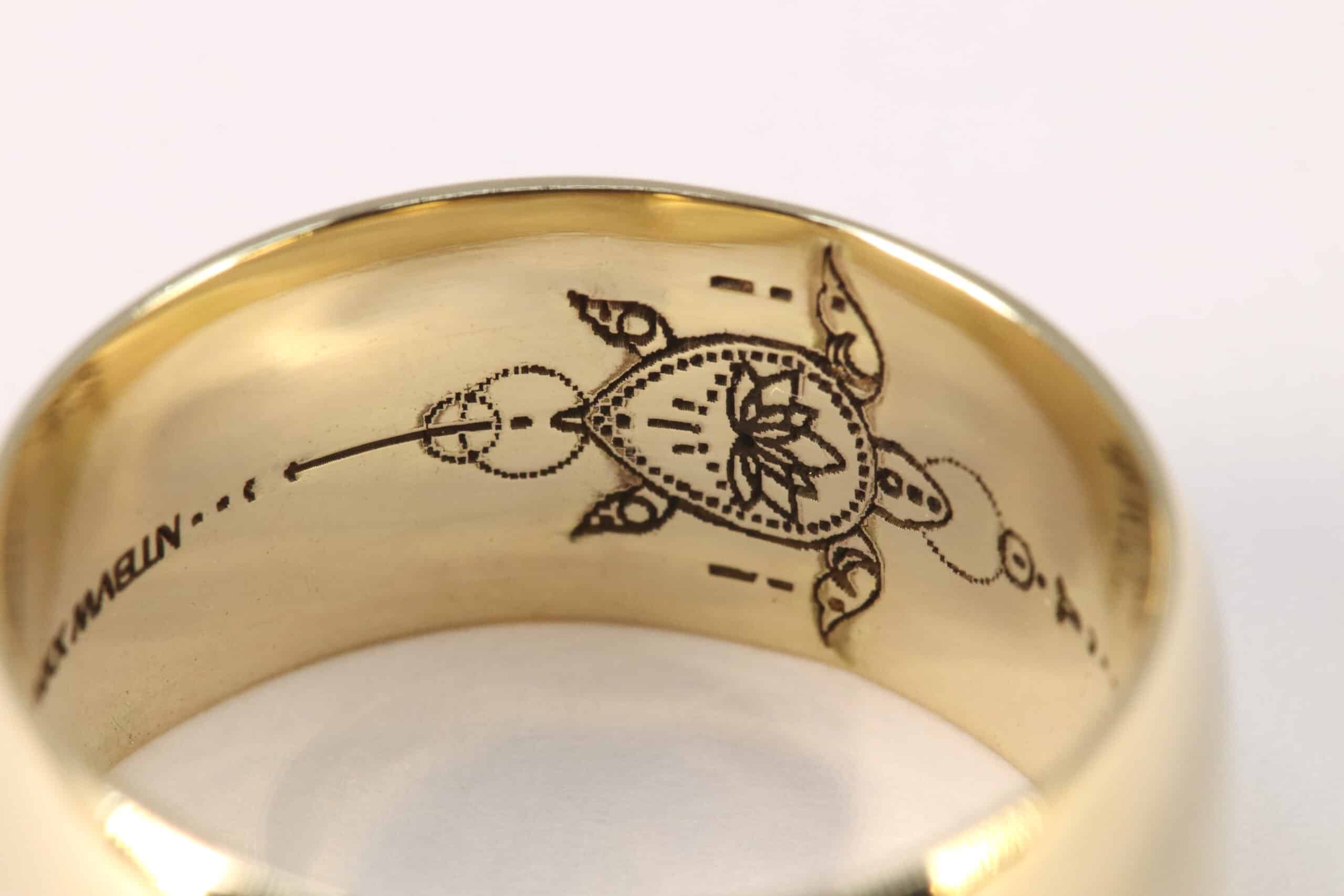 Vermaking van een gouden ring van dierbaar oud goud in het atelier van Burgant