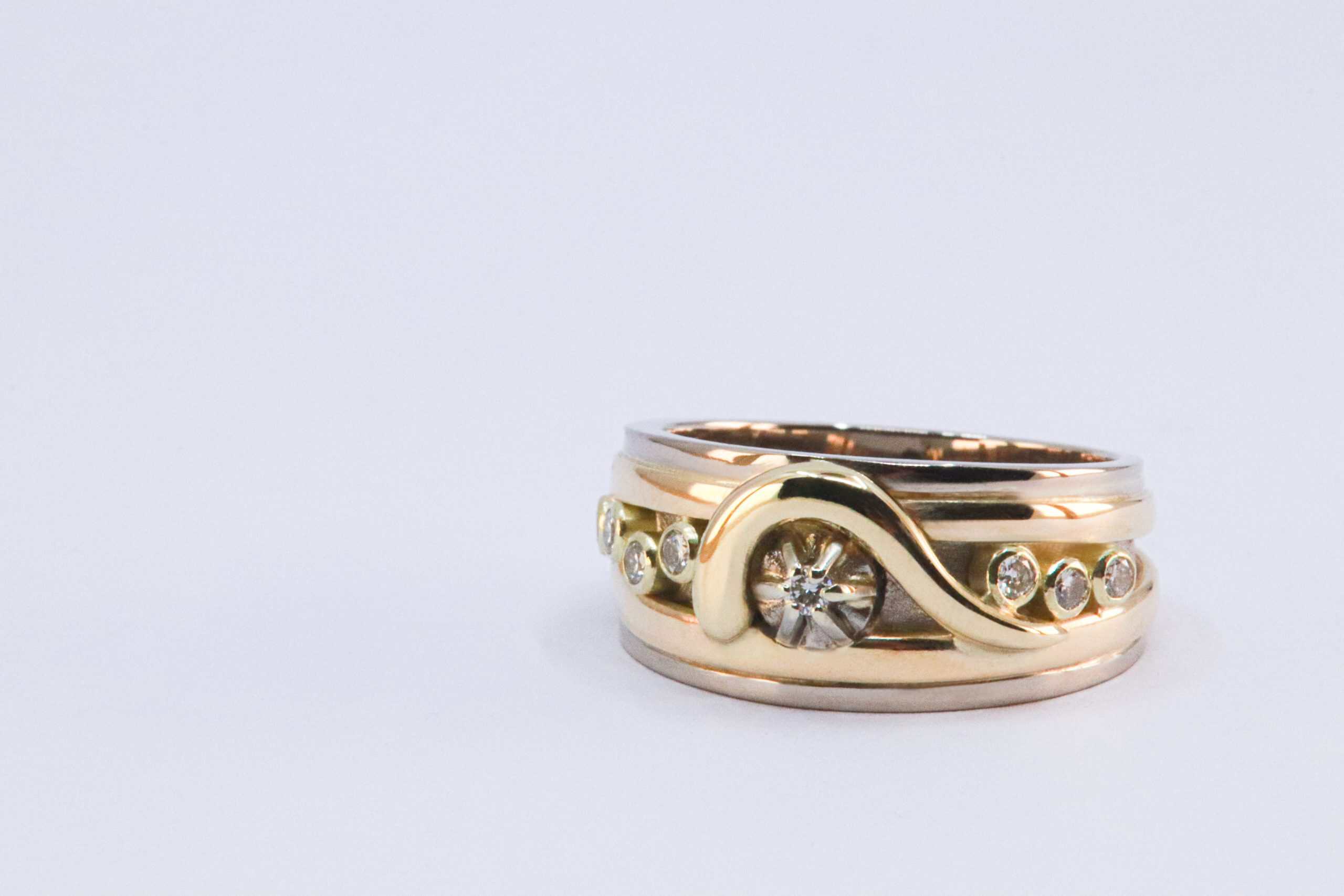 Wit en geelgouden asring BETH met 9 diamanten, vervaardigd door Burgant van gedeeltelijk omgesmolten dierbaar goud van een verlovingsring en verjaardagsring uit collectie GRÀDH.
