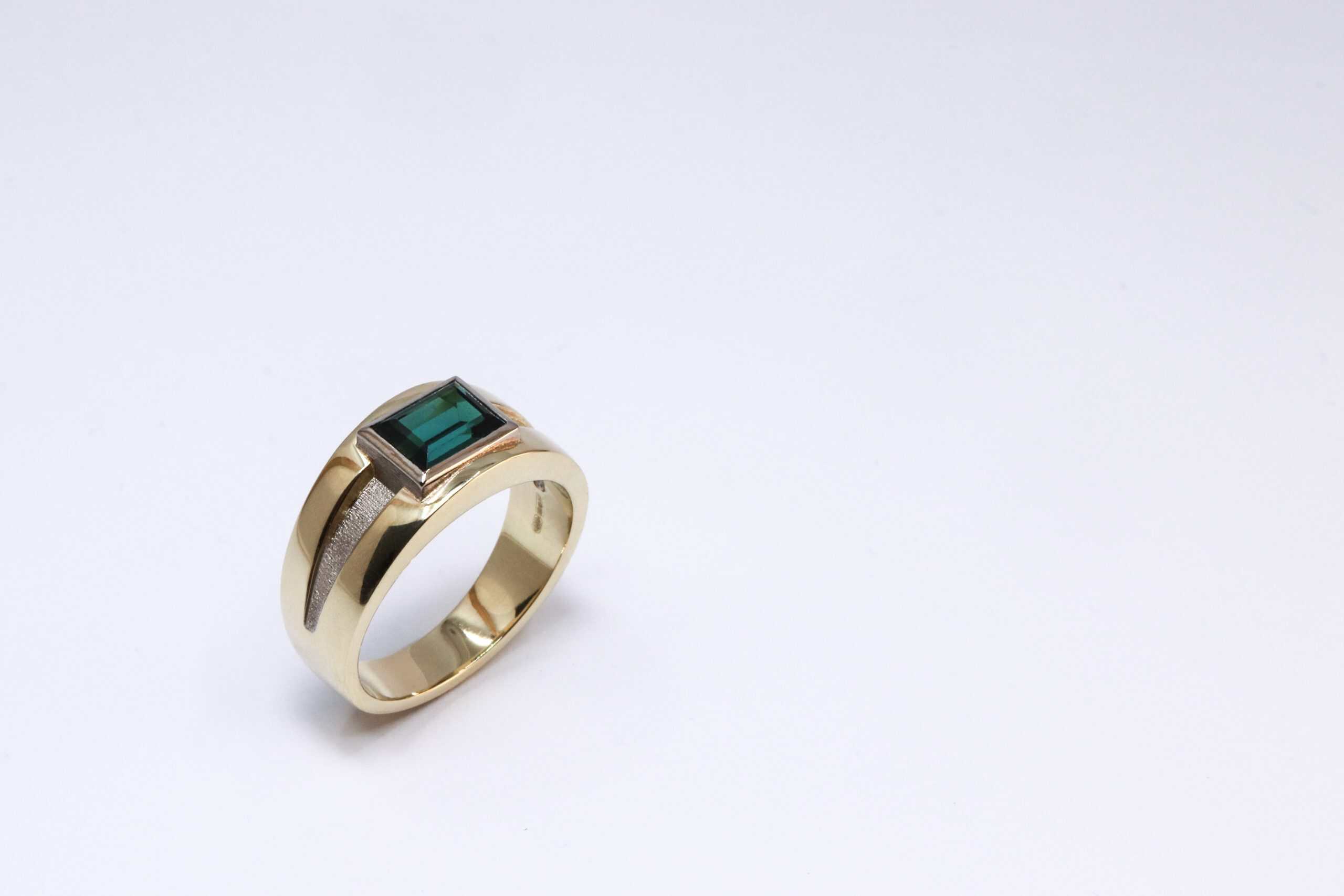Wit en geelgouden herenring met indigoliet tourmalijn, vervaardigd door Burgant van oud 14K geelgoud en nieuw 14K witgoud als uniek maatwerk sieraad.