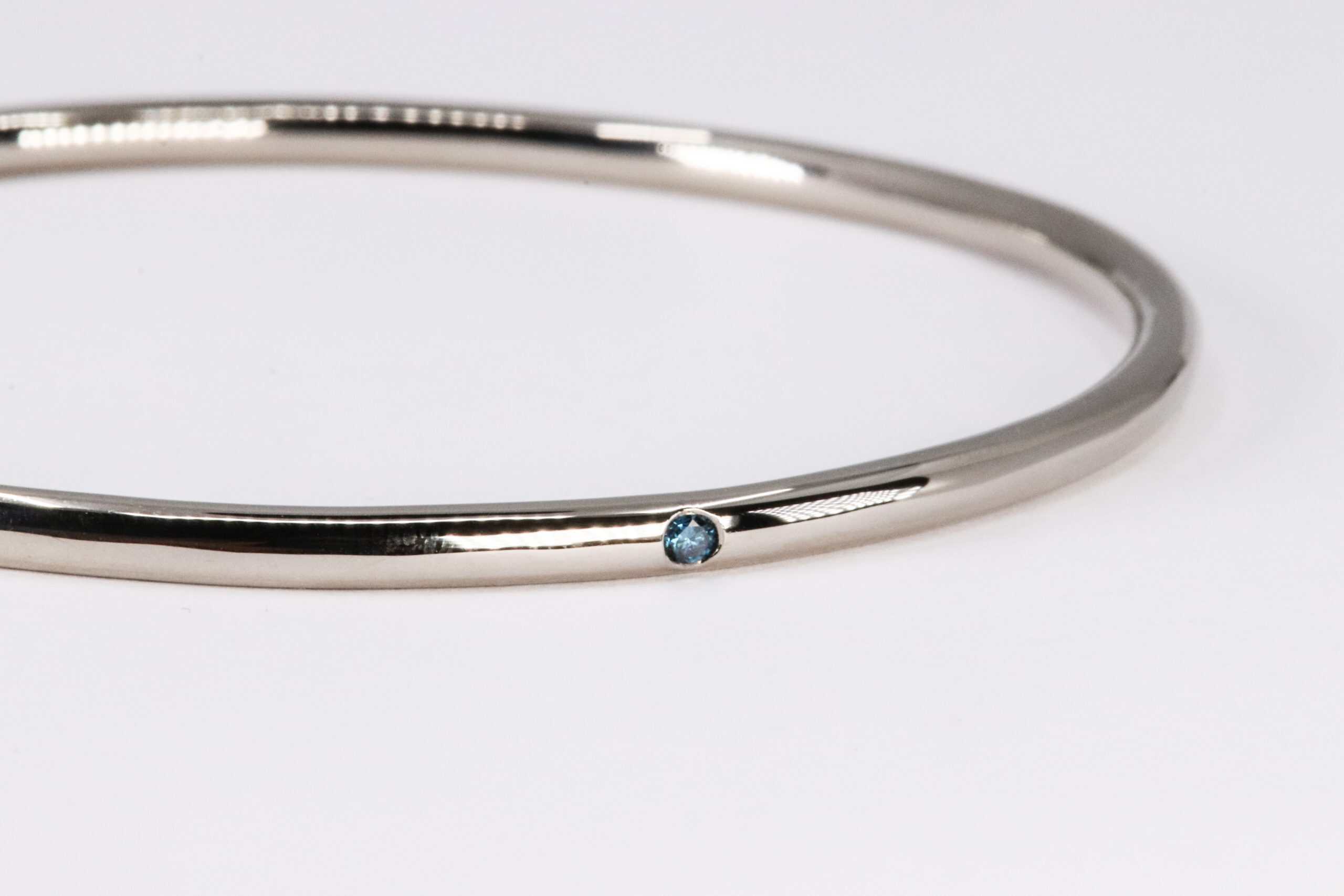 Witgouden geboortearmband met sky diamant, vervaardigd door Burgant als persoonlijk maatwerk sieraad.