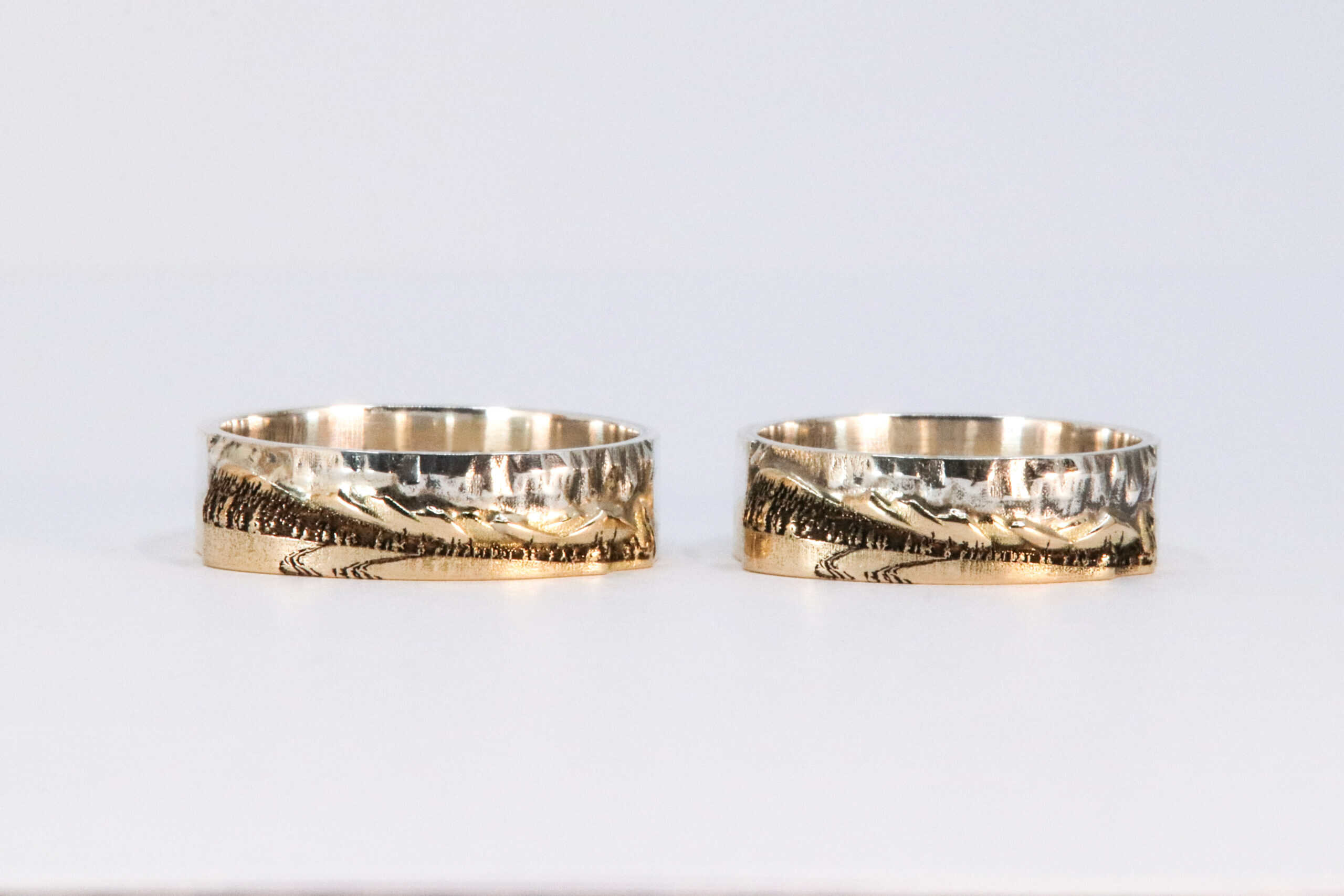 Set trouwringen SCHRAA van 1e gehalte zilver en eigen dierbaar goud, vervaardigd door Burgant als persoonlijk maatwerk ontwerp.