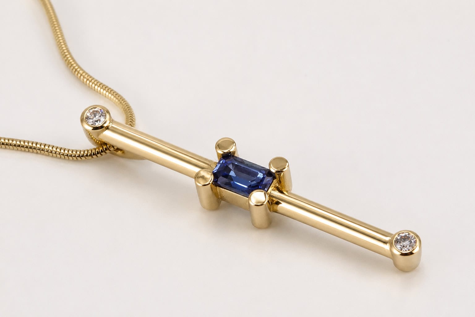 18K geelgouden ketting FIRTHA met saffier en diamanten, ontworpen en vervaardigd in het atelier van Burgant.