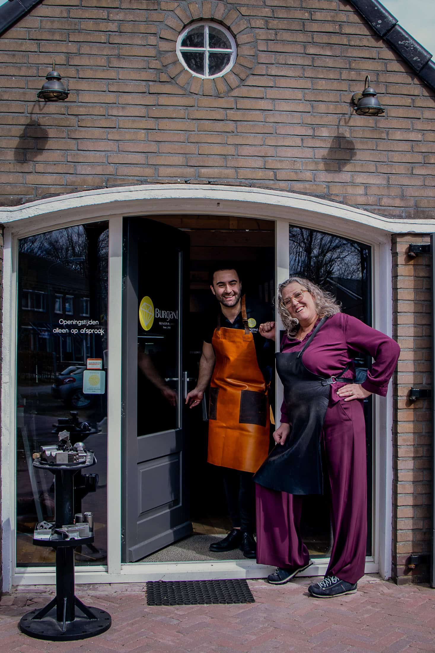 Bram en Margriet verwelkomen je voor het atelier van Burgant