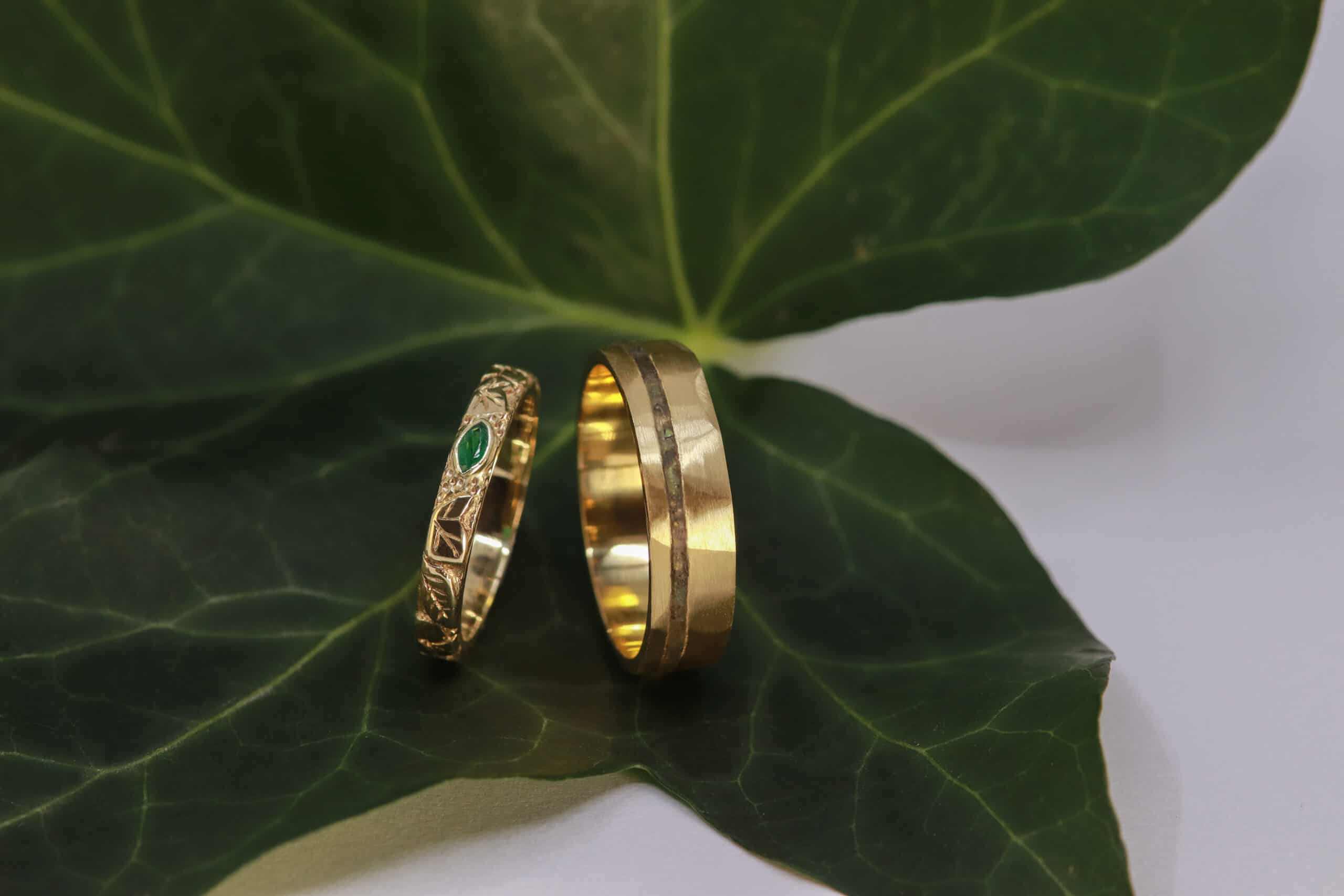 Set trouwringen van 14K geelgoud met smaragd, ontworpen en vervaardigd in het atelier van Burgant.