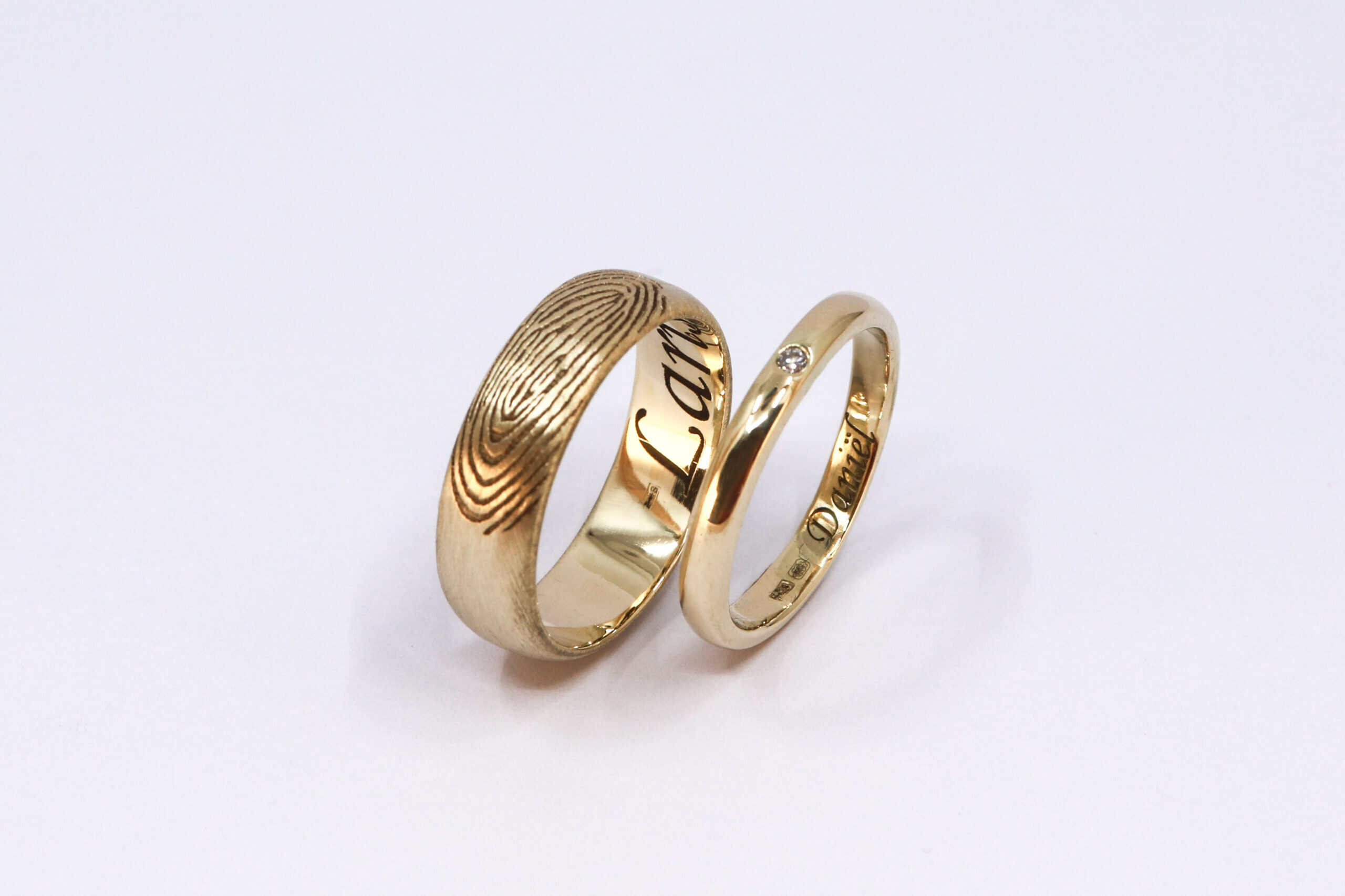 Set trouwringen met diamant en persoonlijke vingerafdruk, vervaardigd van eigen dierbaar goud in het atelier van Burgant.