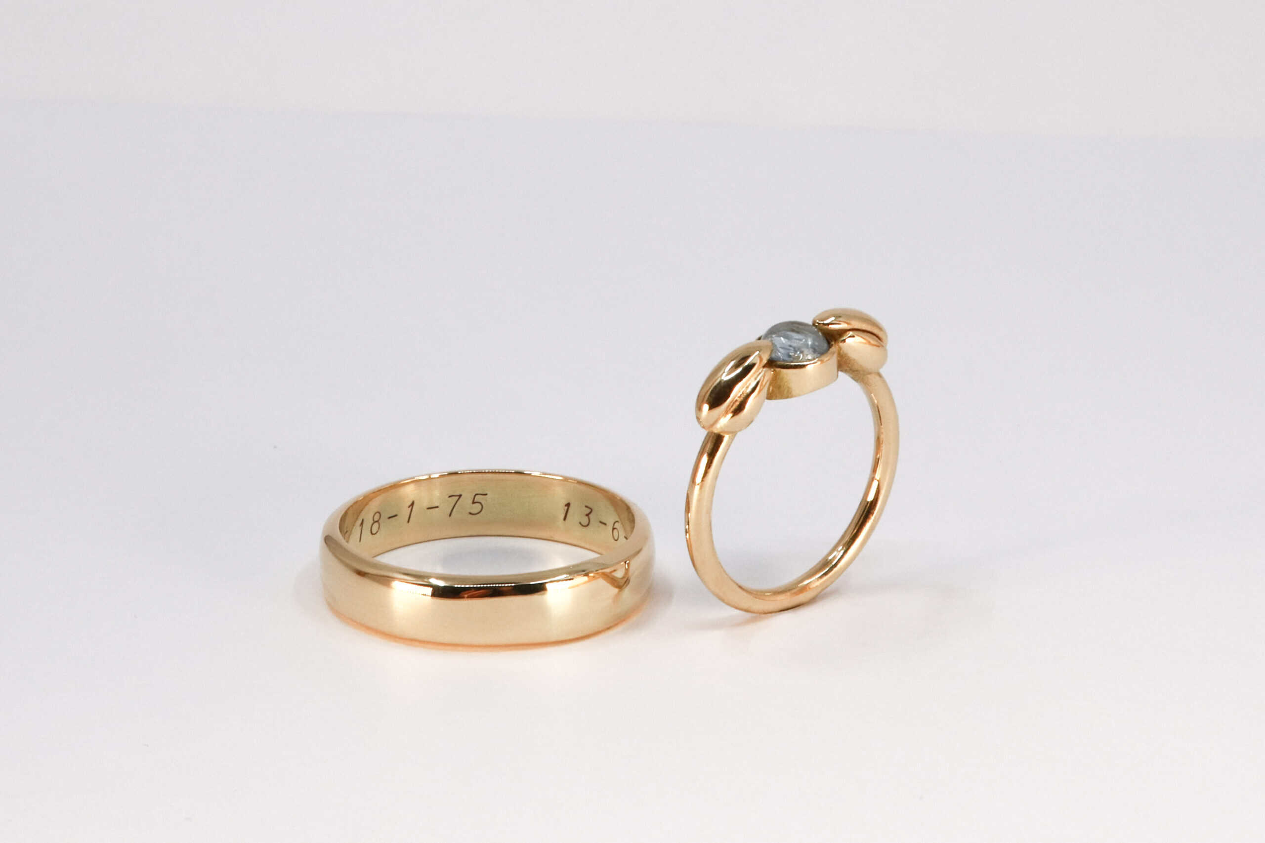 Trouwring TULP met aquamarijn, vervaardigd van een dierbaar 20–22 karaats gouden amulet van tante, ontworpen en gemaakt in het atelier van Burgant.